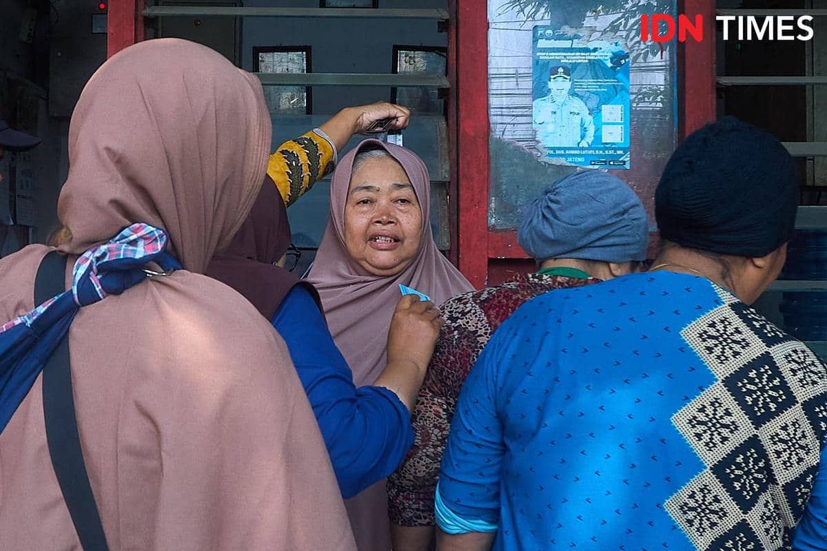 Layanan Cek Kesehatan Gratis (CKG) yang menyasar pedagang dan pengunjung di Pasar Mijen Semarang, Kamis (12/2/2026). (IDN Times/Dhana Kencana)