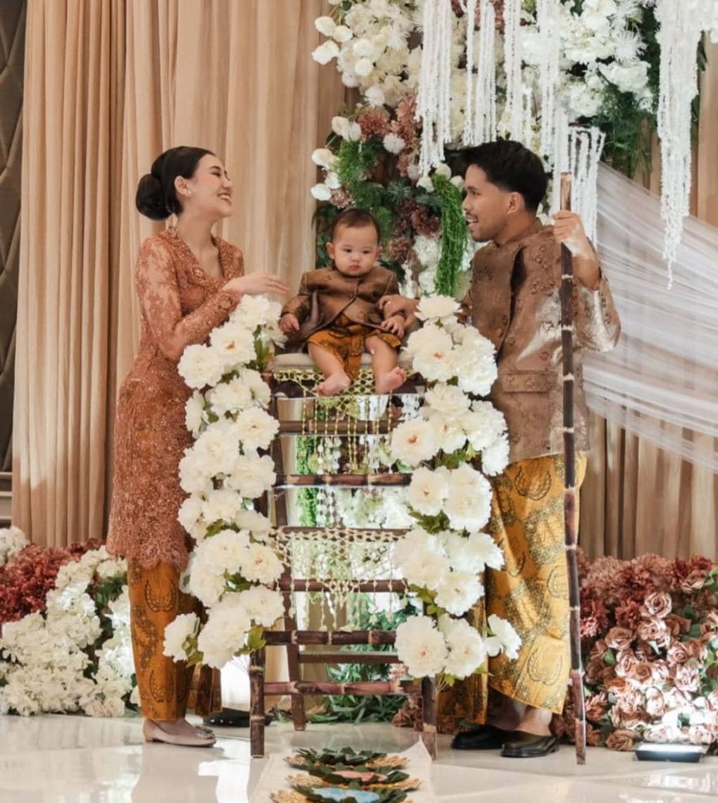 Tedak siten Arash anak Thariq Halilintar dan Aaliyah Massaid. 