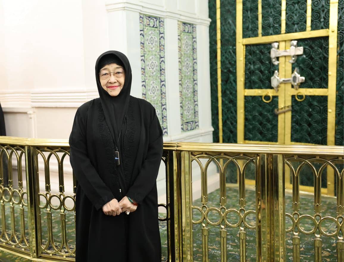 Ketua Umum DPP PDIP Megawati Soekarnoputri berziarah ke makam Rasulullah SAW di Masjid Nabawi, Madinah, Arab Saudi, Rabu (11/2/2026).
