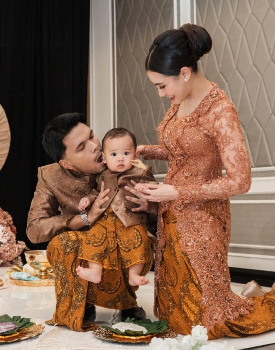 Tedak siten Arash anak Thariq Halilintar dan Aaliyah Massaid. 