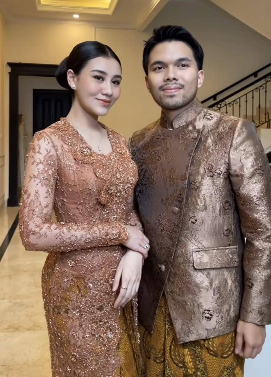 Tedak siten Aaliyah Massaid 