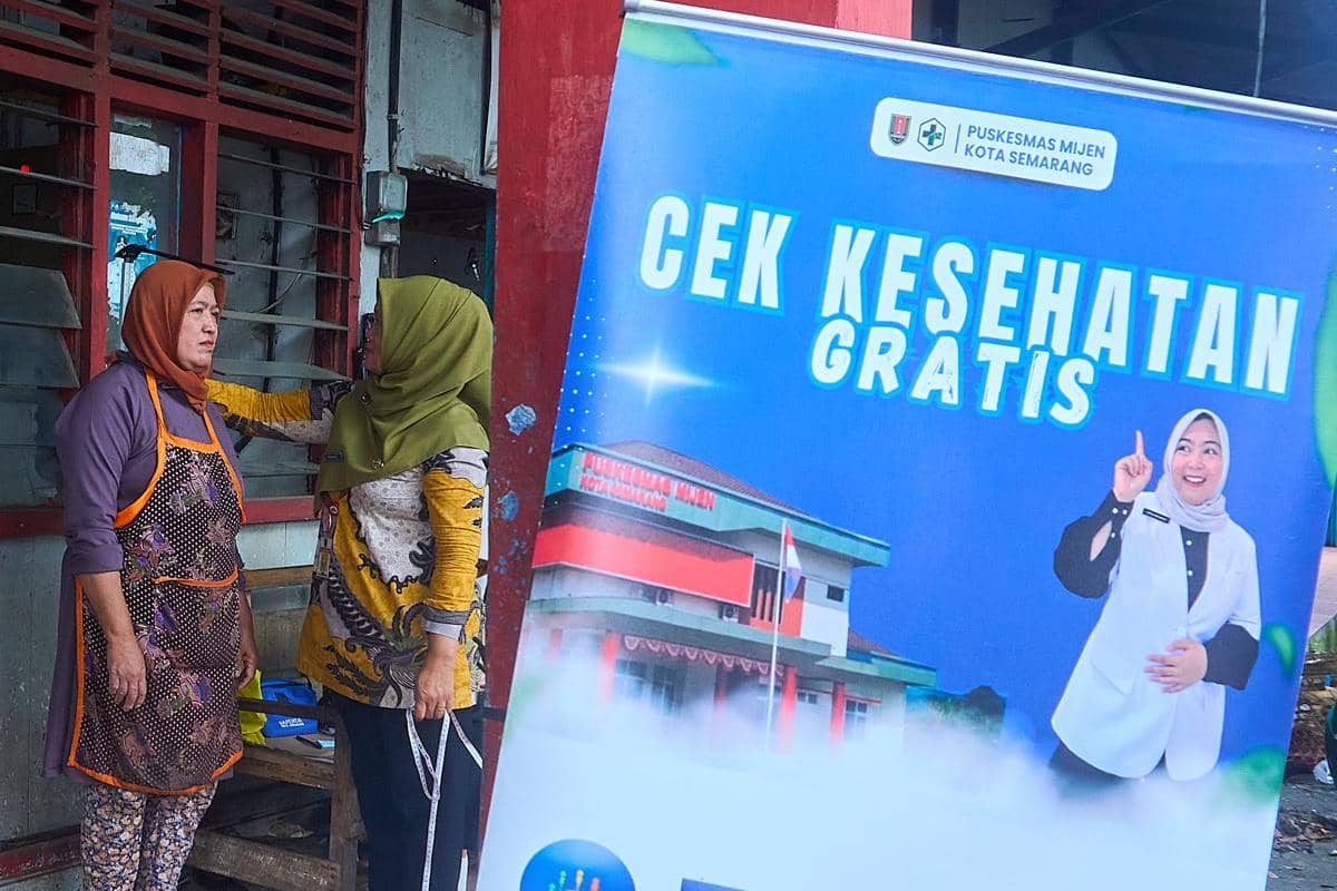 Layanan Cek Kesehatan Gratis (CKG) yang menyasar pedagang dan pengunjung di Pasar Mijen Semarang, Kamis (12/2/2026). (IDN Times/Dhana Kencana)