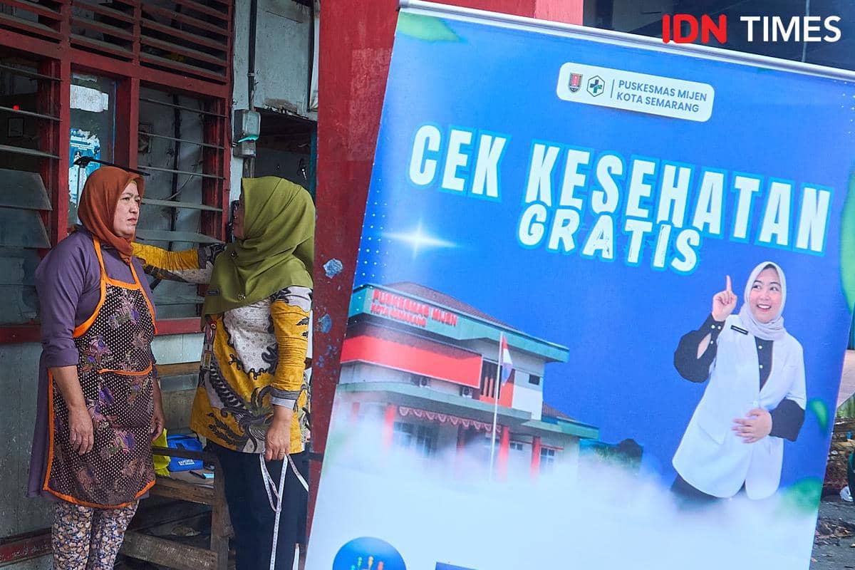 Layanan Cek Kesehatan Gratis (CKG) yang menyasar pedagang dan pengunjung di Pasar Mijen Semarang, Kamis (12/2/2026). (IDN Times/Dhana Kencana)