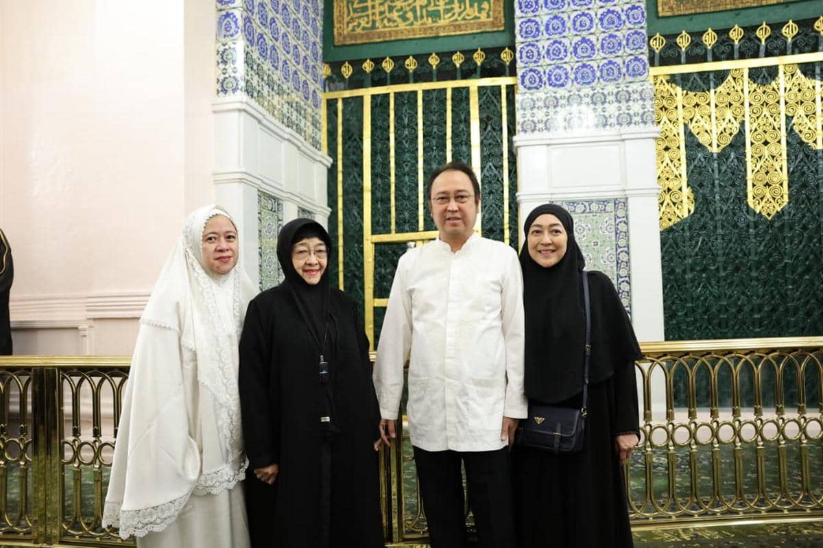 Ketua Umum DPP PDIP Megawati Soekarnoputri berziarah ke makam Rasulullah SAW di Masjid Nabawi, Madinah, Arab Saudi, Rabu (11/2/2026). 