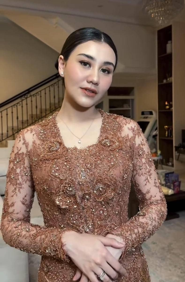 Tedak siten Aaliyah Massaid 