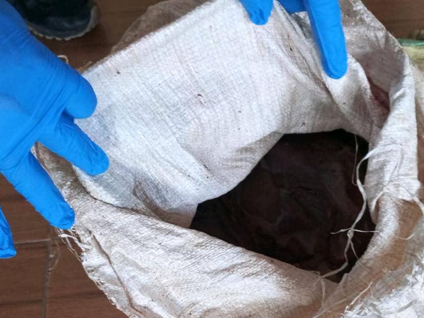 Barang bukti karung berisi daging rusa hasil buruan di TN Way Kambas