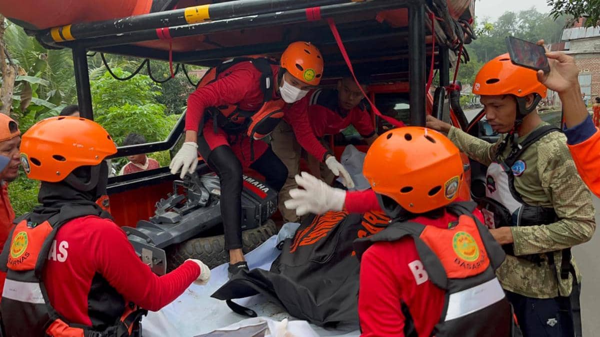 Evakuasi pencarian korban hilang di Sungai Musi Empat Lawang