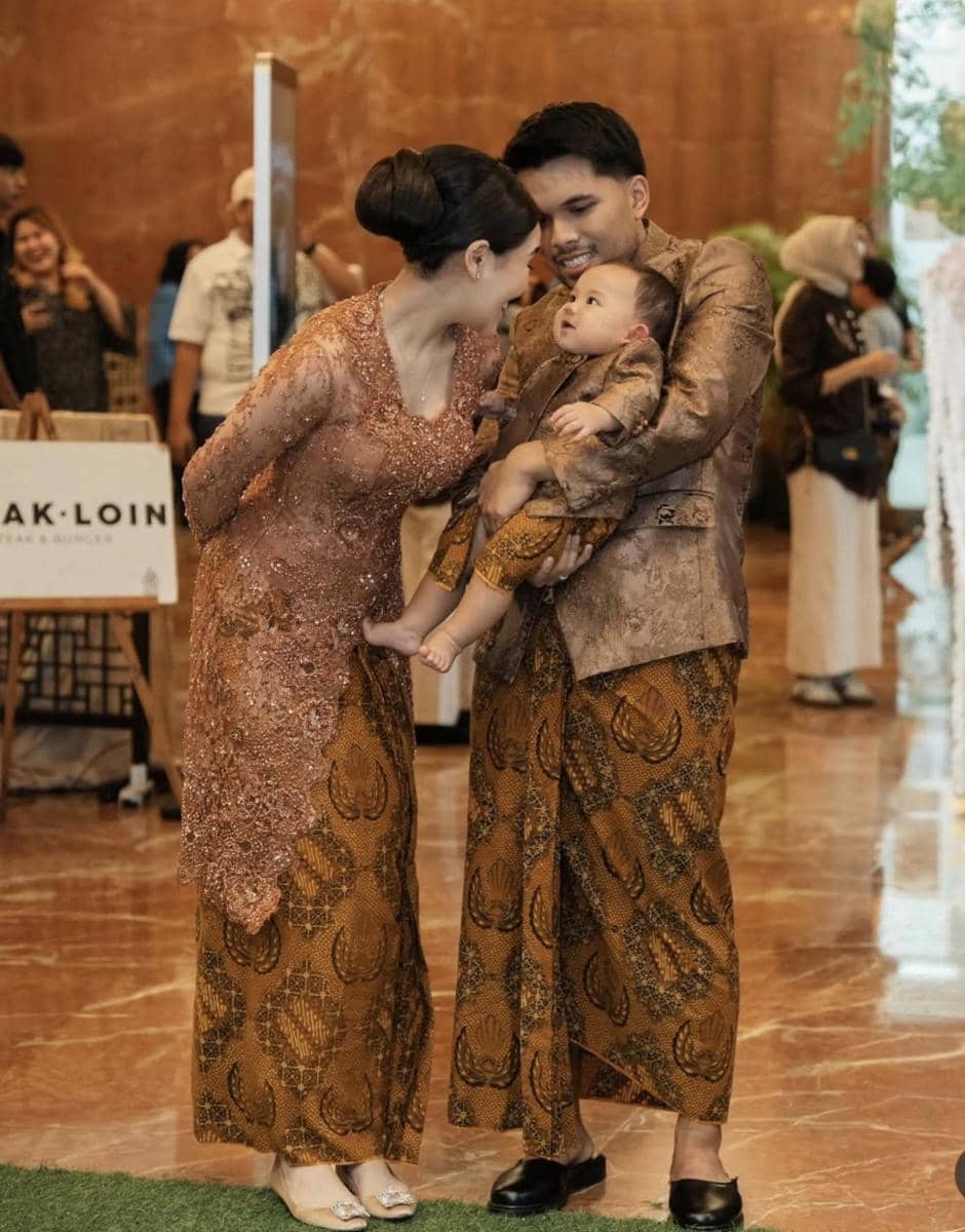 Tedak siten Aaliyah Massaid 