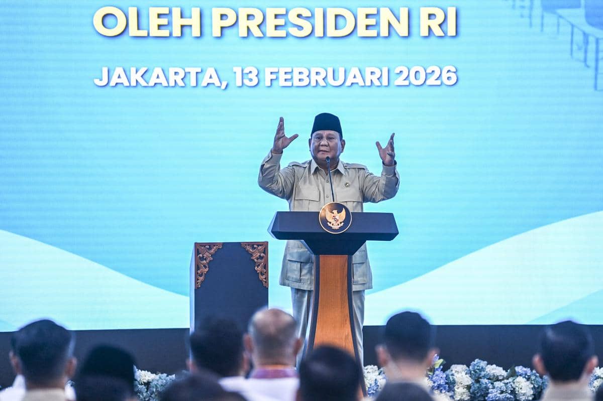 Presiden Prabowo Subianto menyampaikan pidato sambutan dalam peresmian secara serentak 1.072 Satuan Pelayanan Pemenuhan Gizi (SPPG) Polri se-Indonesia di SPPG Palmerah, Jakarta, Jumat (13/2).  ANTARA FOTO/Galih Pradipta
