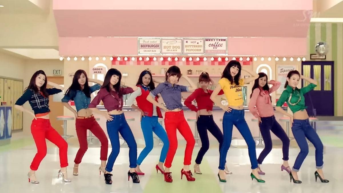 SNSD dalam MV "Dancing Queen"