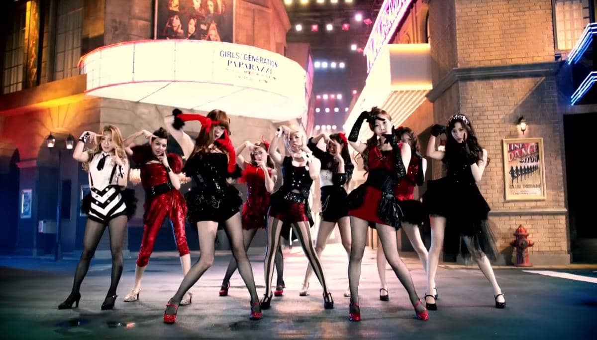 SNSD dalam MV "PAPARAZZI"