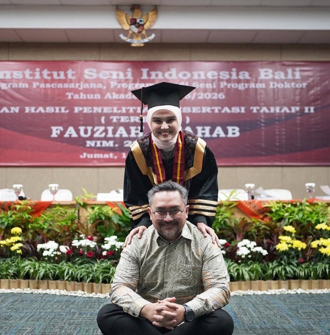 potret Zee Zee Shahab lulus S3