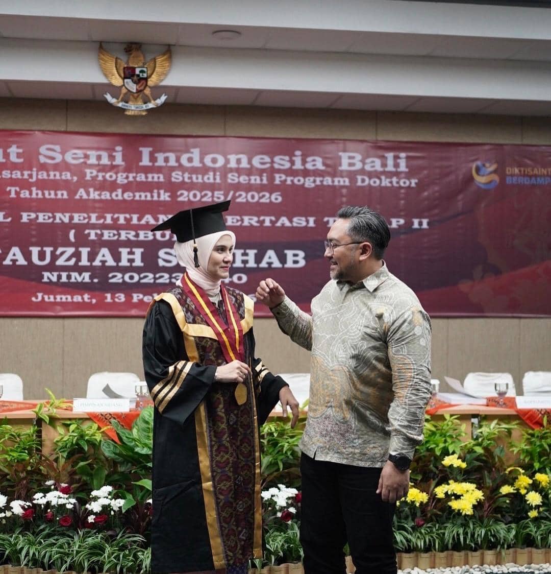 potret Zee Zee Shahab lulus S3