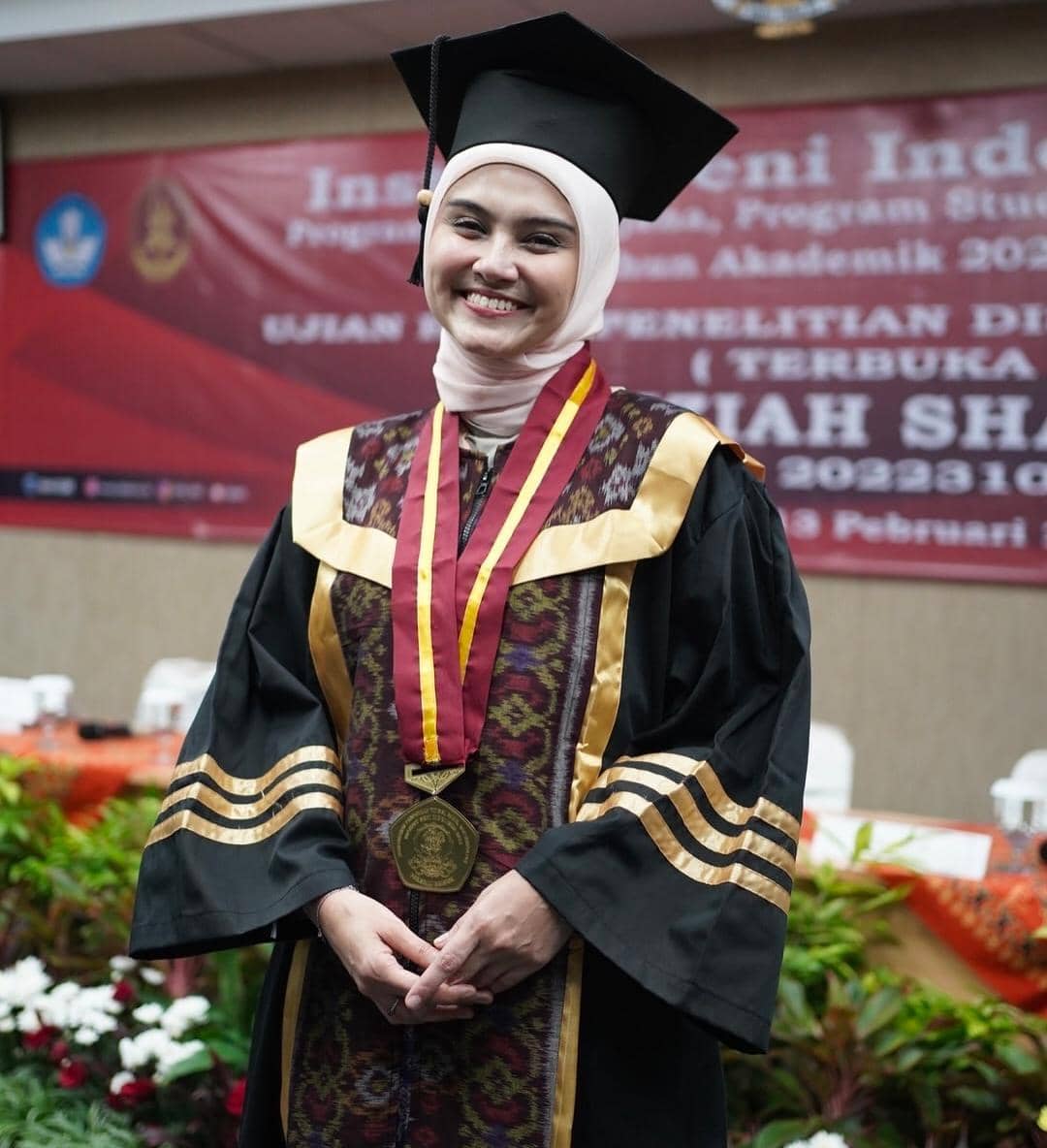 potret Zee Zee Shahab lulus S3