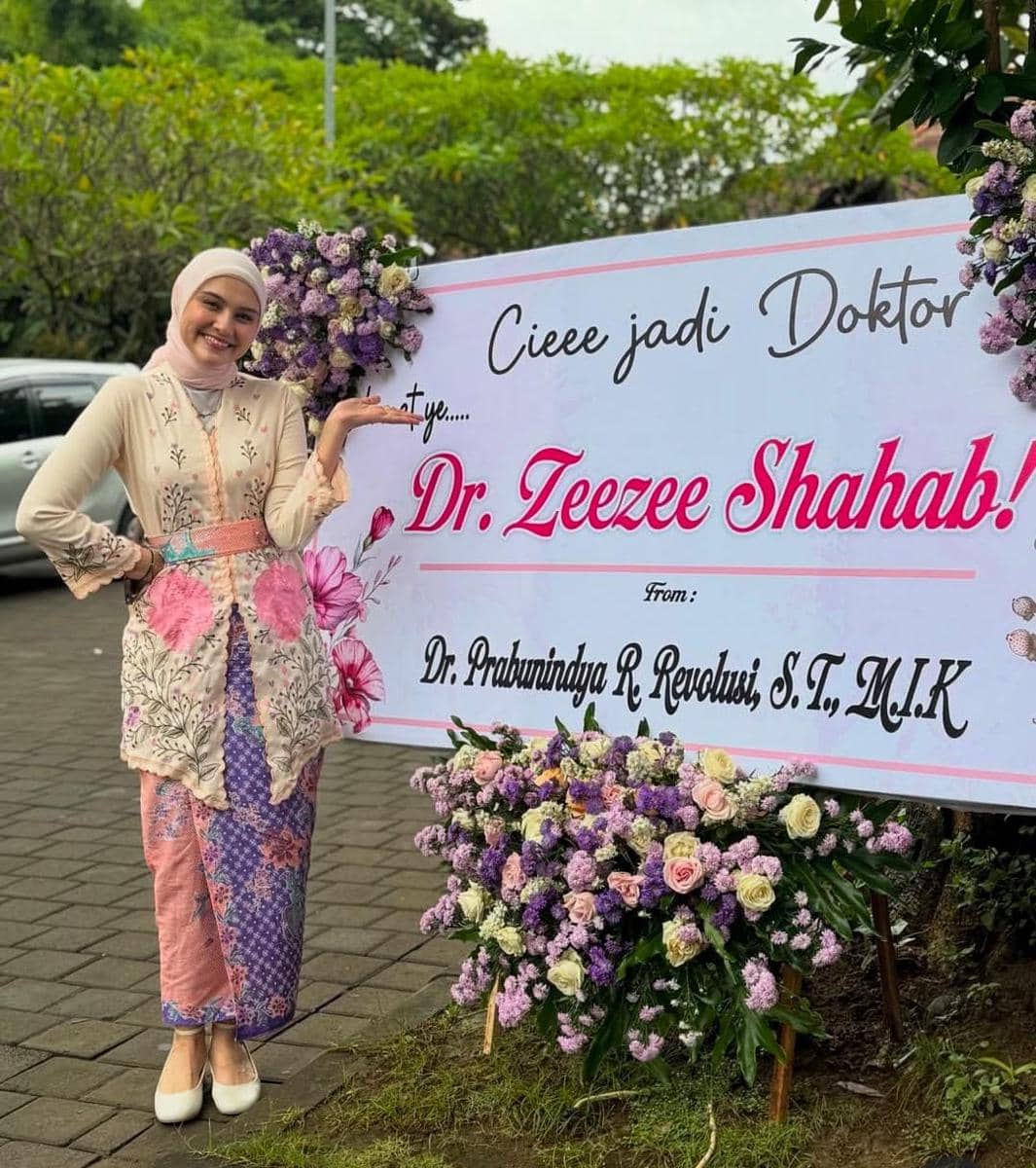potret Zee Zee Shahab lulus S3