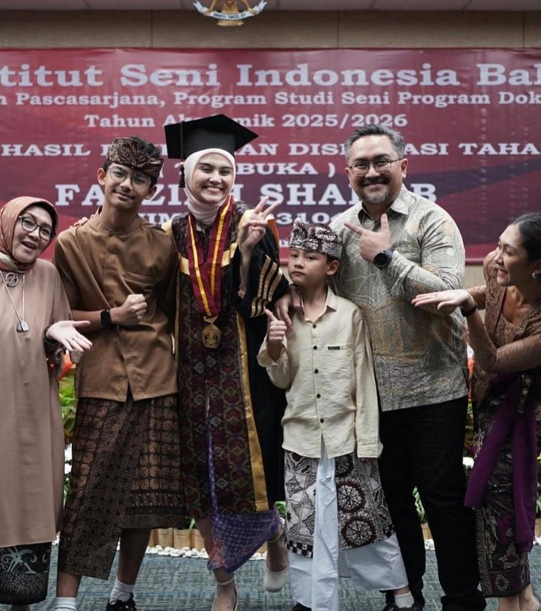 potret Zee Zee Shahab lulus S3