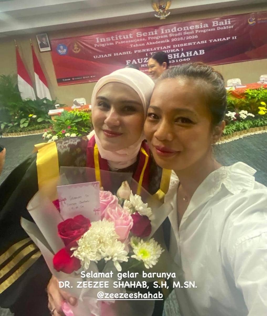 potret Zee Zee Shahab lulus S3