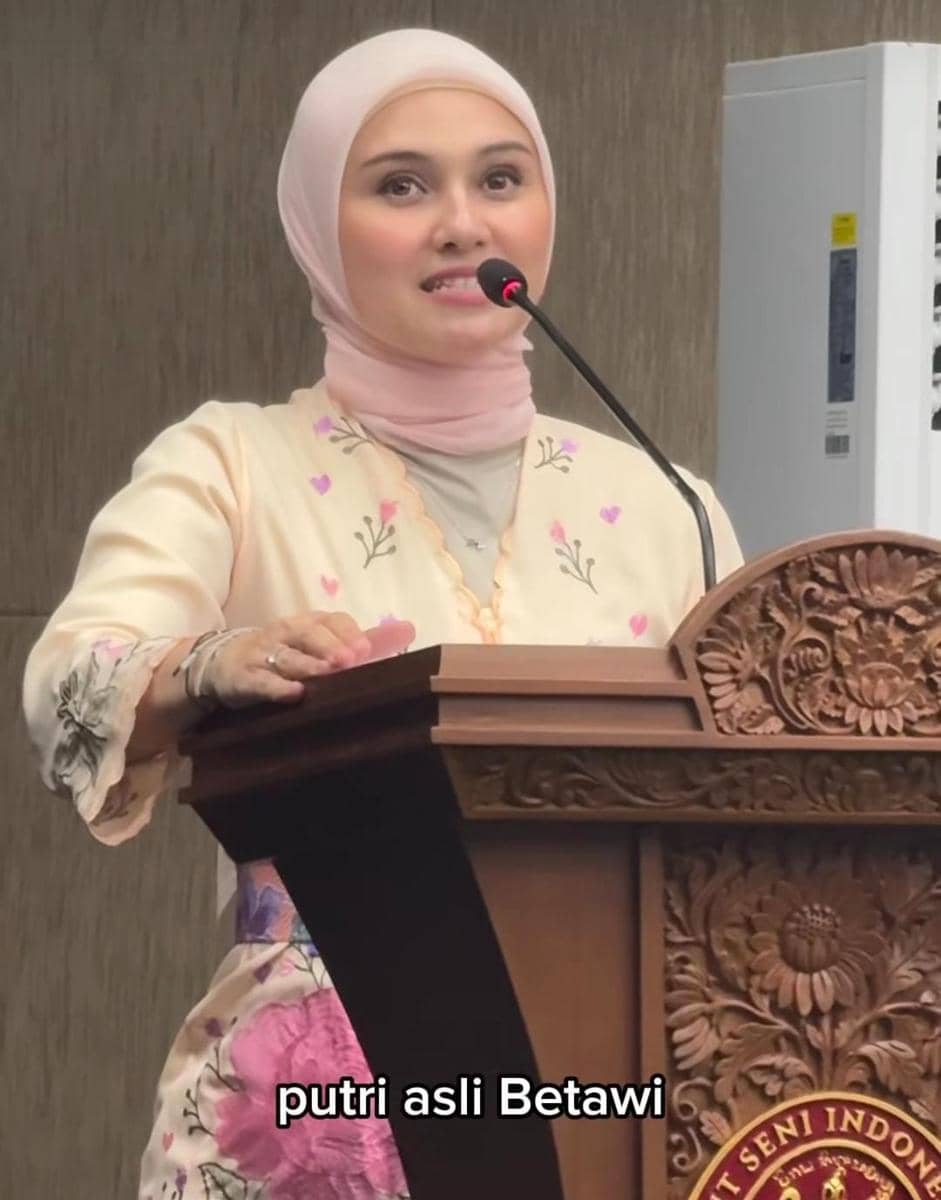 potret Zee Zee Shahab lulus S3