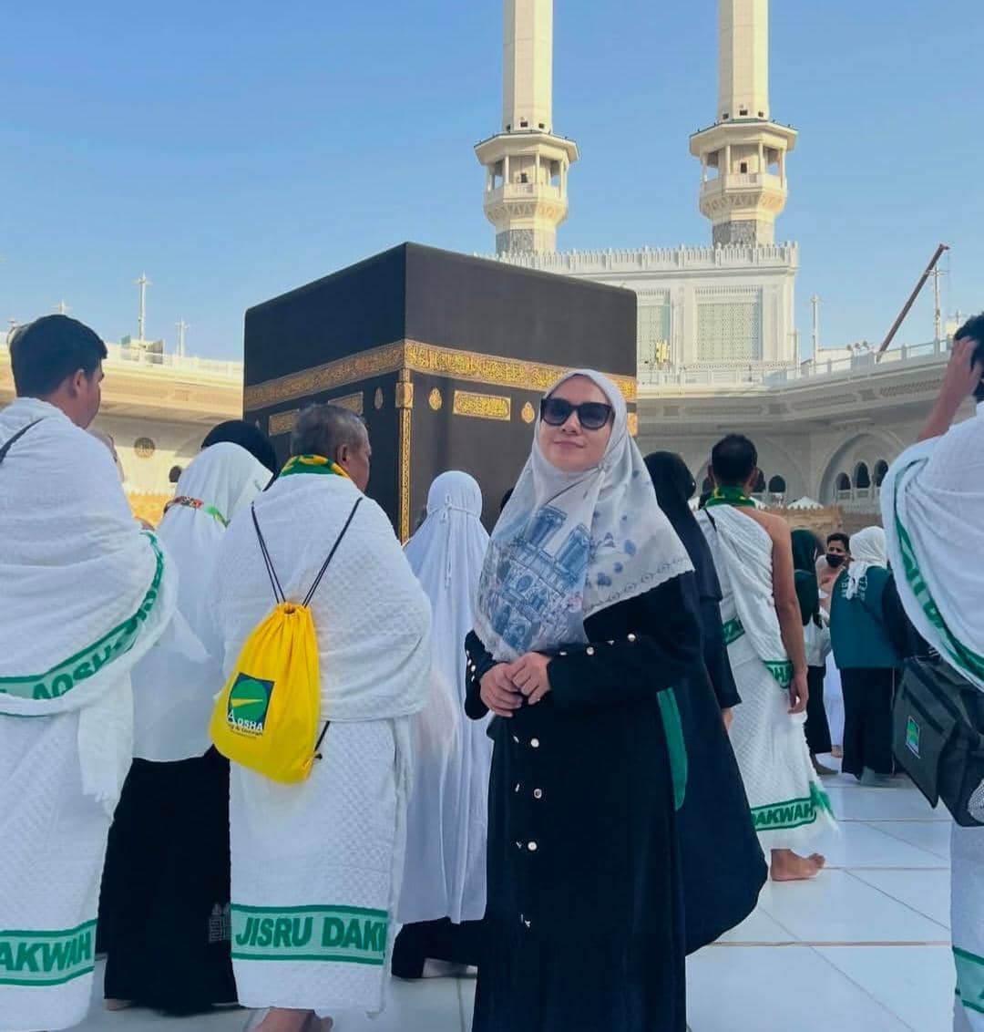 potret Enno Lerian umrah pertama kali