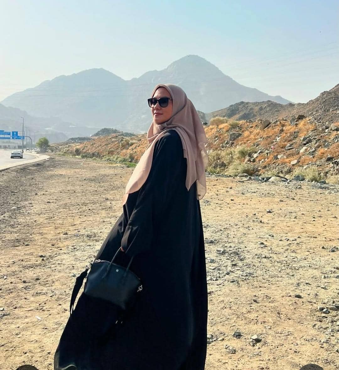 potret Enno Lerian umrah pertama kali