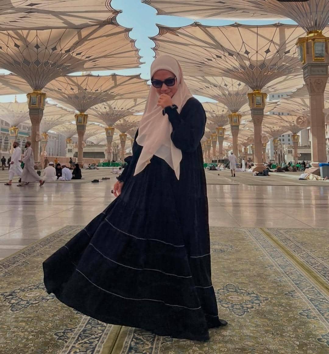 potret Enno Lerian umrah pertama kali