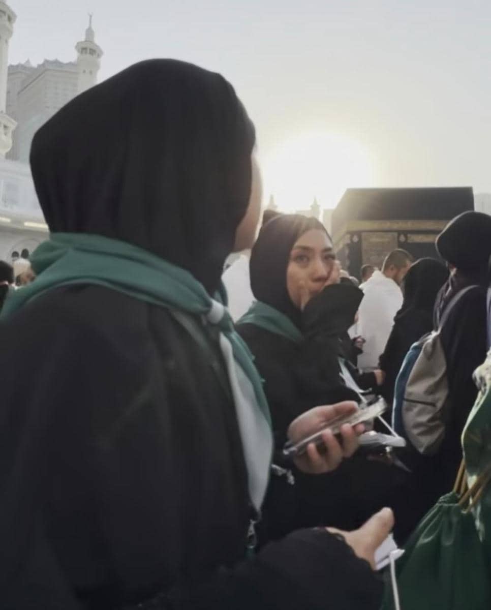 potret Enno Lerian umrah pertama kali