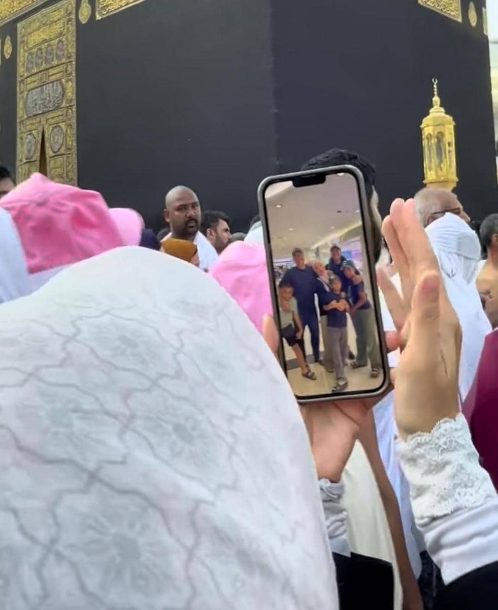 potret Enno Lerian umrah pertama kali