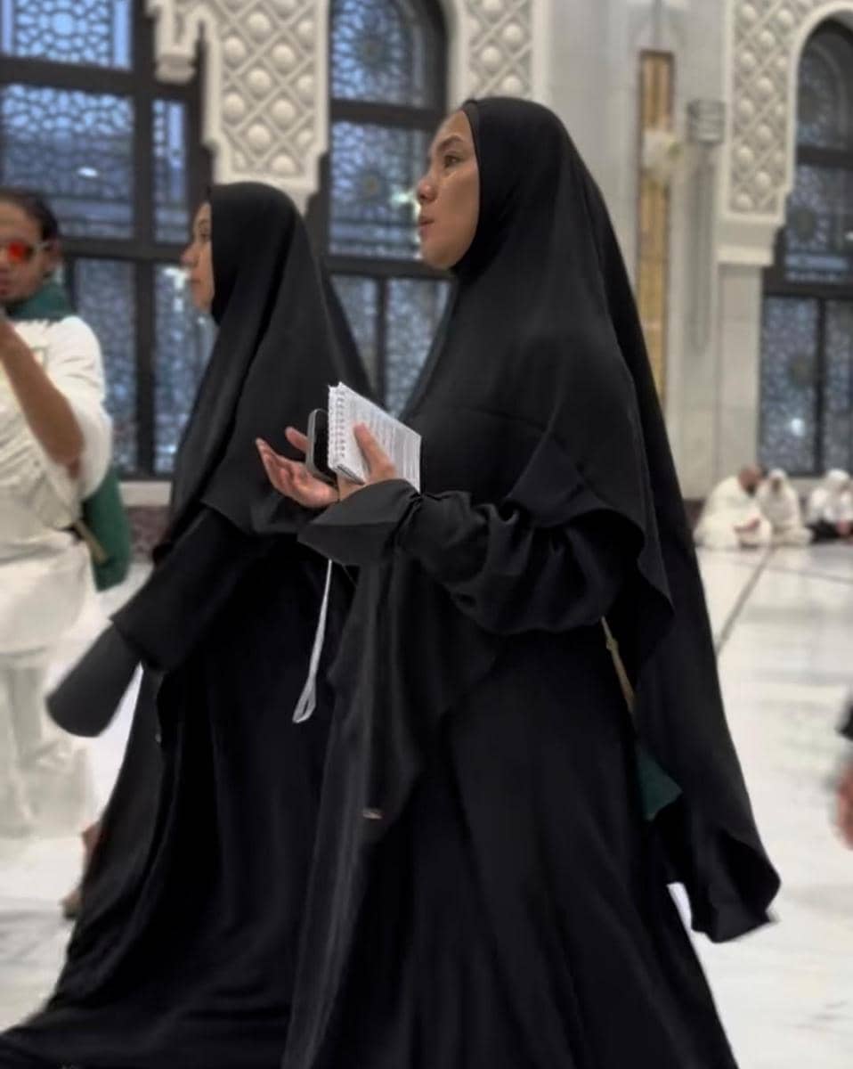 potret Enno Lerian umrah pertama kali