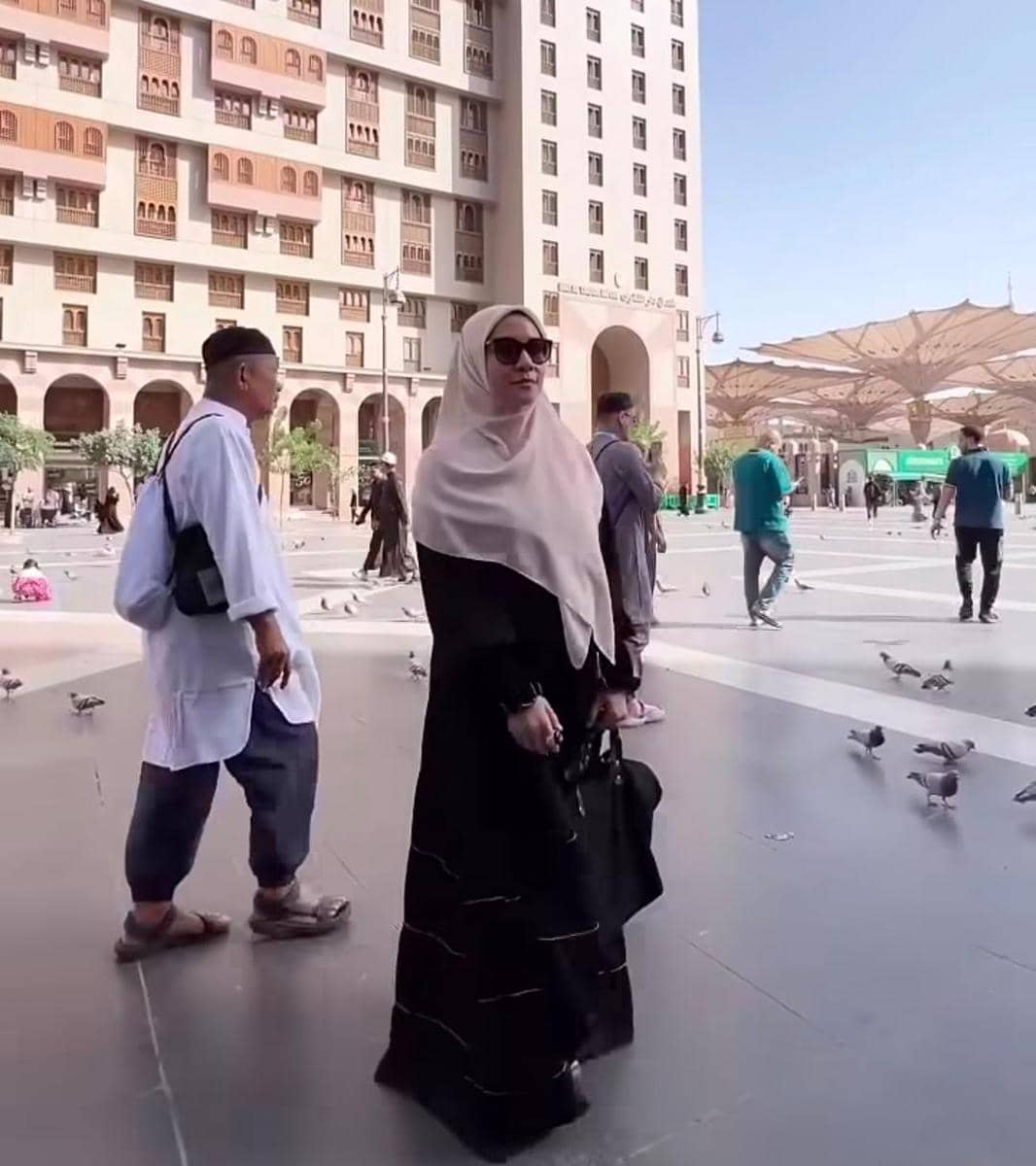 potret Enno Lerian umrah pertama kali