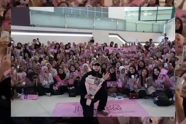 Zhou Yiran foto bareng penggemar Indonesia