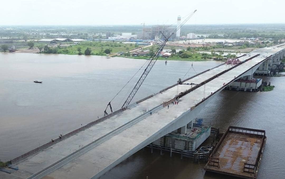 Progres pembangunan jembatan Musi V yang menghubungkan Ruas Tol Paltung. (Dok. Hutama Karya)