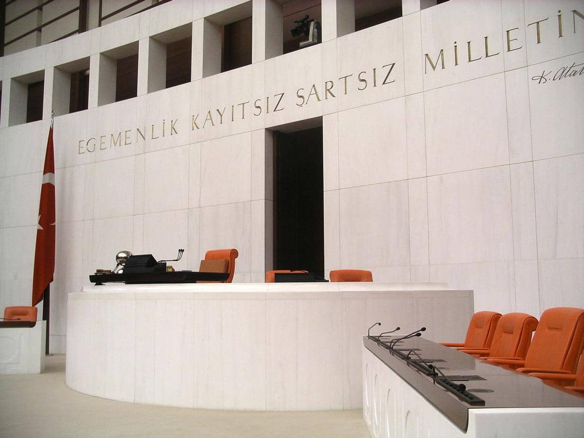 Kursi ketua parlemen di Majelis Nasional Agung Turki. (No machine-readable author provided. Patrickneil assumed (based on copyright claims)., CC BY-SA 3.0, via Wikimedia Commons)