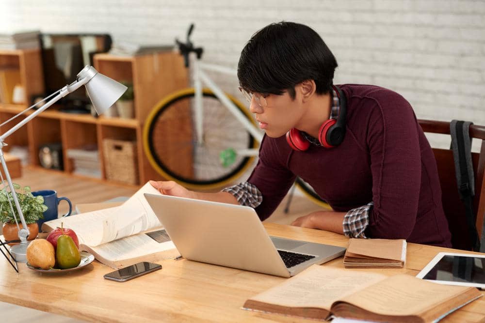 Seorang laki-laki gen Z bekerja.