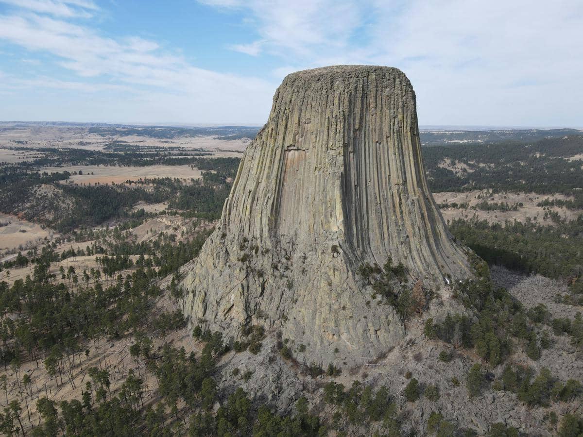 potret Devils Tower yang bentuknya kerap disebut mirip menara buatan alien