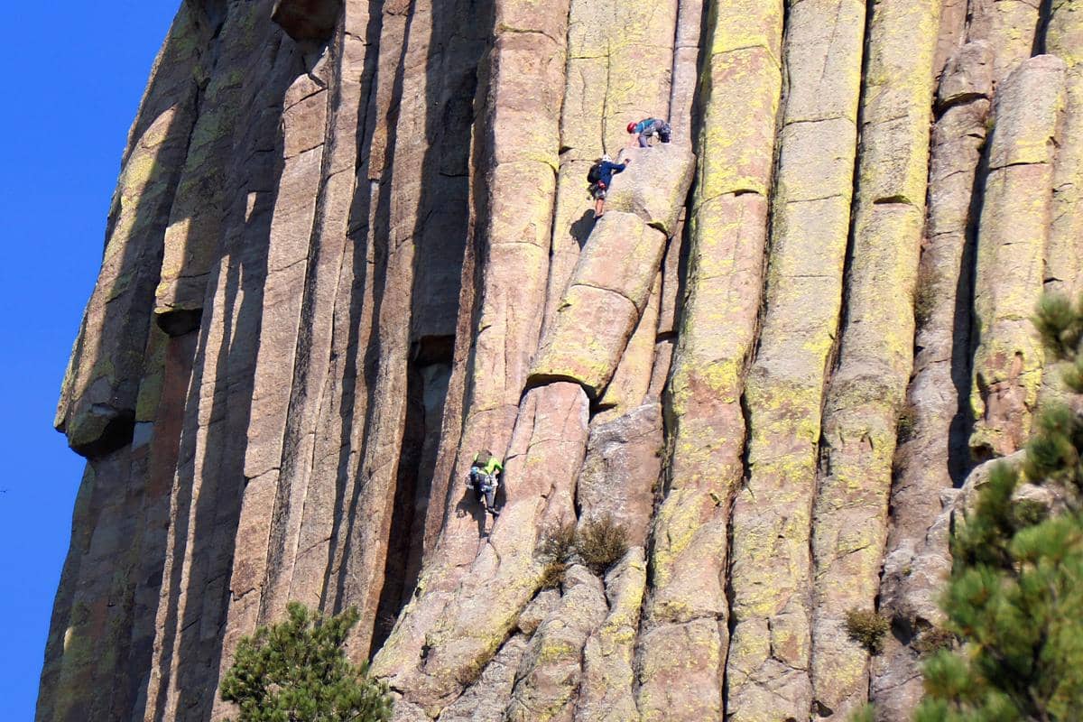 potret kolom-kolom batu vertikal Devils Tower yang terbentuk dari magma yang mendingin jutaan tahun lalu