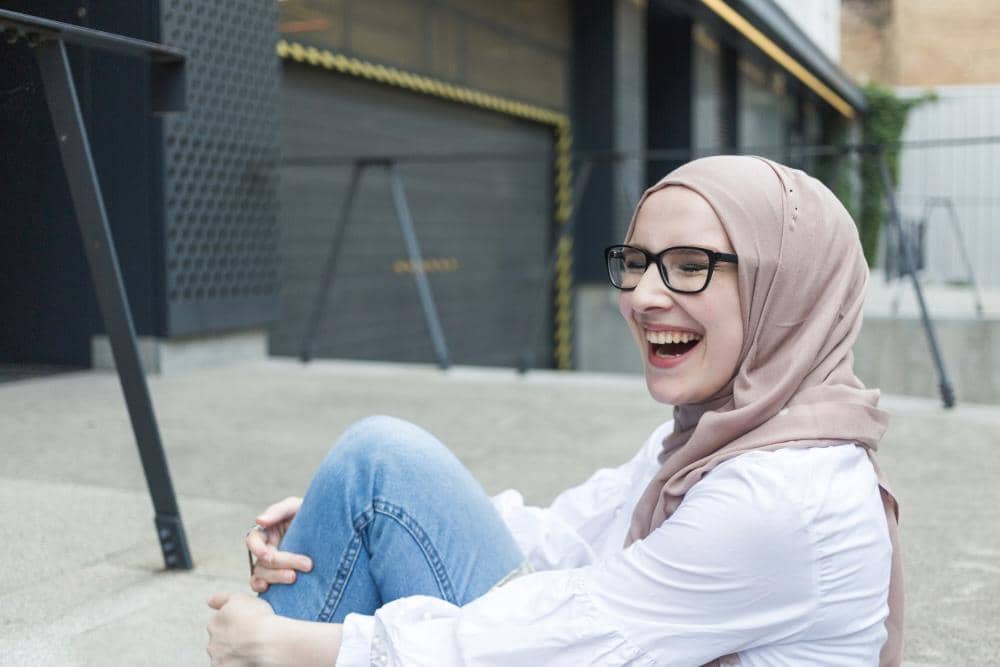 ilustrasi perempuan bahagia