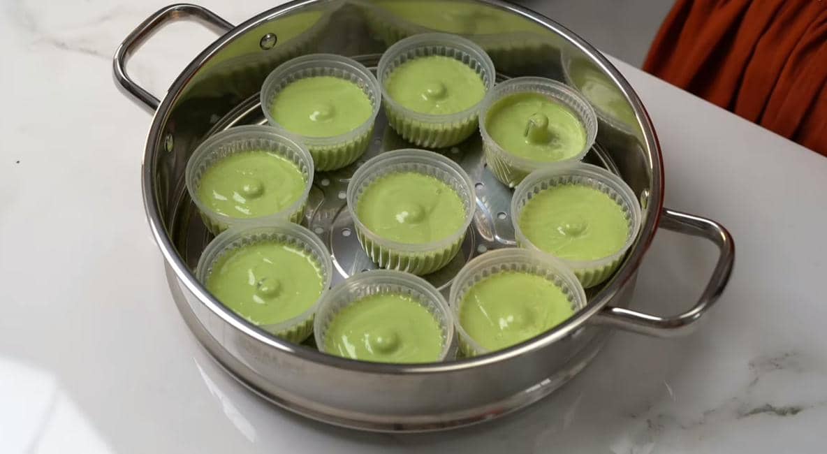 ilustrasi mengukus adonan 