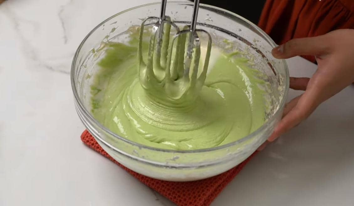 ilustrasi membuat adonan bolu pandan