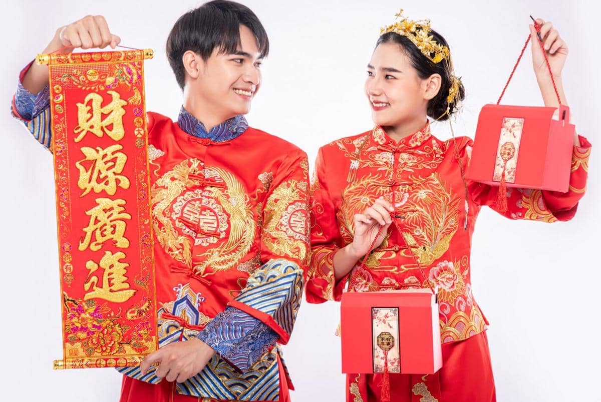 ilustrasi memberikan parsel Imlek