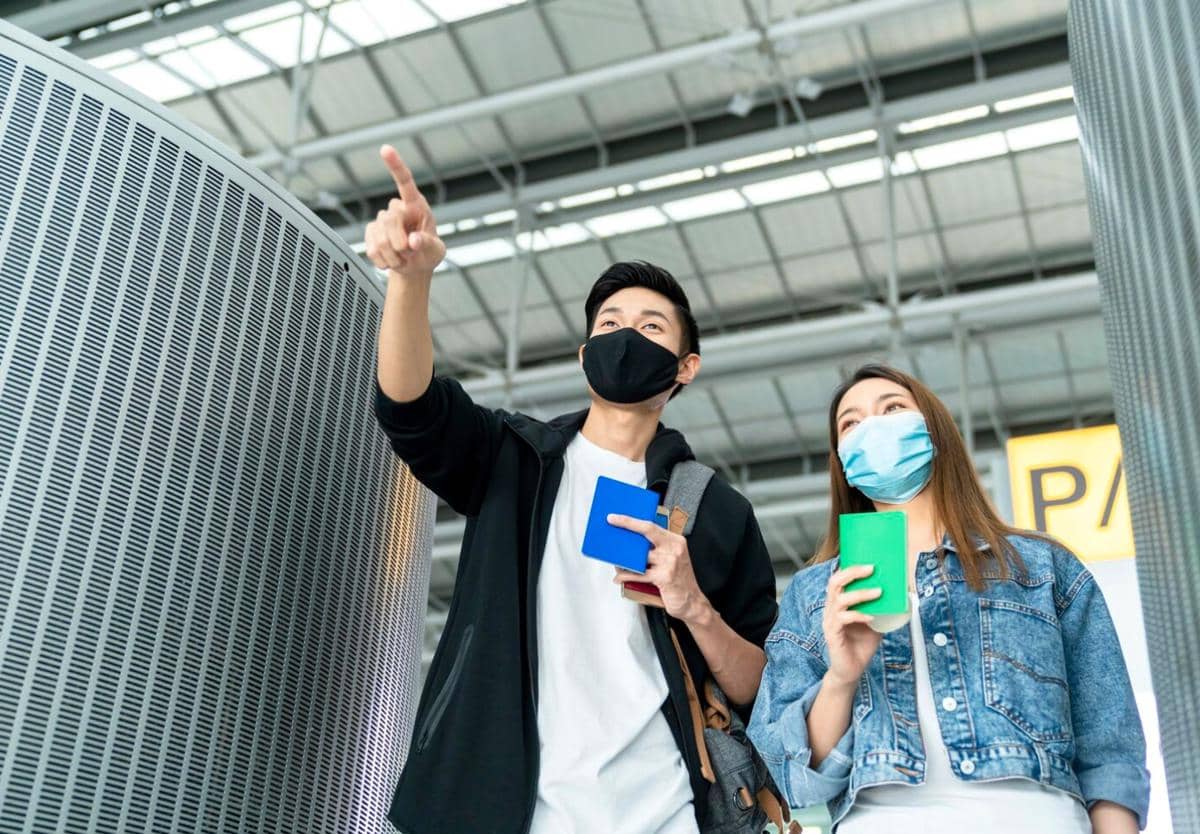 ilustrasi pasangan traveler di bandara