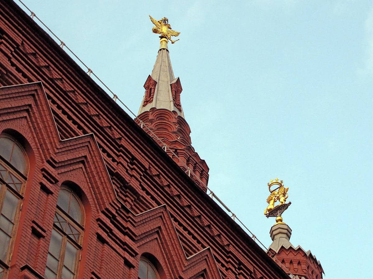 Arsitektur batu bata merah yang berornamen dari Museum Sejarah Negara yang terletak di Lapangan Merah di Moskow, Rusia. 