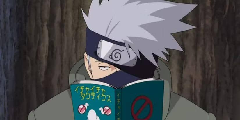 Kakashi sedang membaca buku