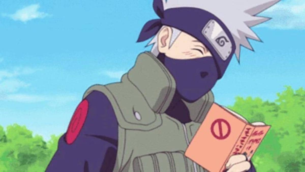 Kakashi sedang membaca buku