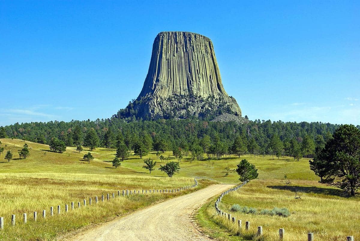 potret kawasan Devils Tower yang dihormati sebagai tempat sakral oleh suku asli Amerika