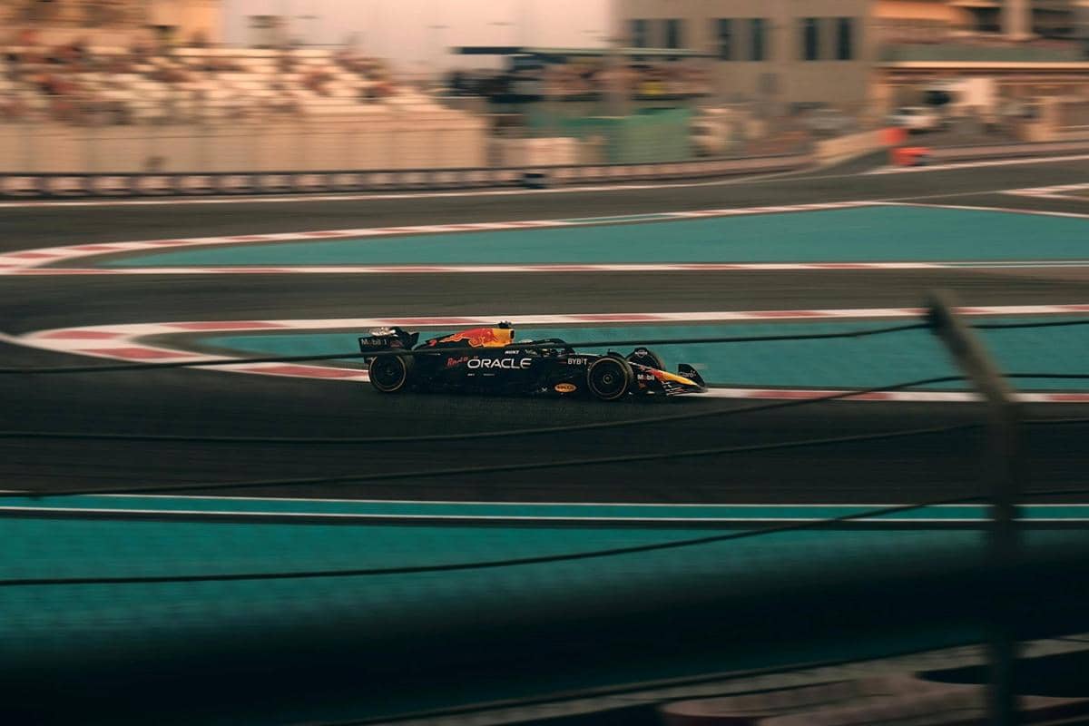 Mobil F1 Red Bull di Bahrain Internaticonal Circuit