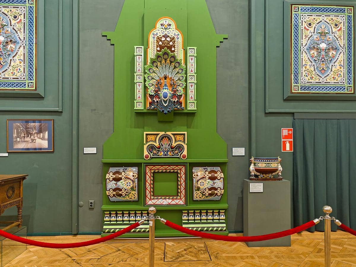 Dekorasi keramik bergaya Rusia, yang awalnya berasal dari ruang makan rumah besar MS Kuznetsov di Moskow, dan sekarang berada di Museum Sejarah Negara. 