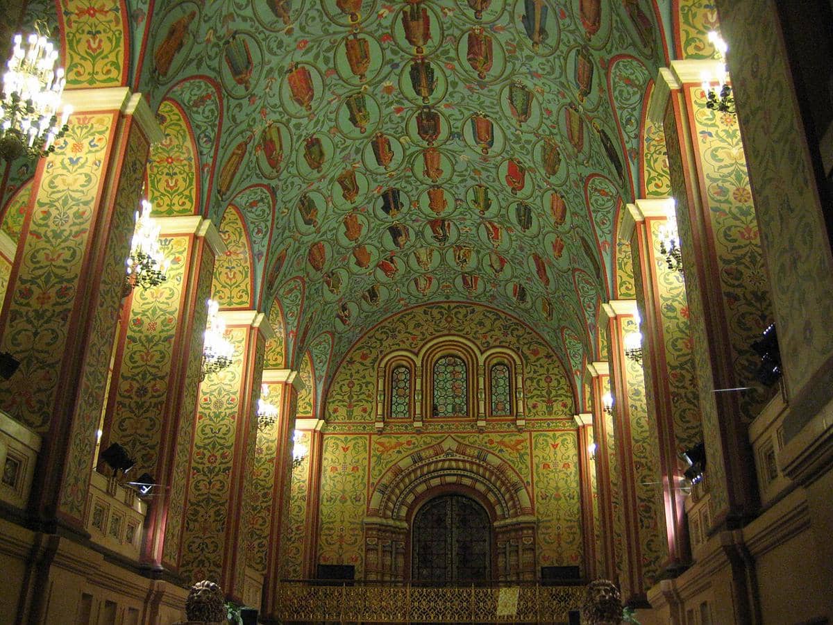 Interior Museum Sejarah Negara yang terletak di Moskow, Rusia. Area khusus ini adalah aula pintu masuk utama, yang terkenal dengan langit-langitnya yang dilukis dengan "silsilah raja-raja Rusia". 