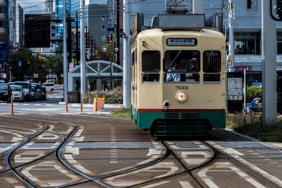 ilustrasi rel kereta