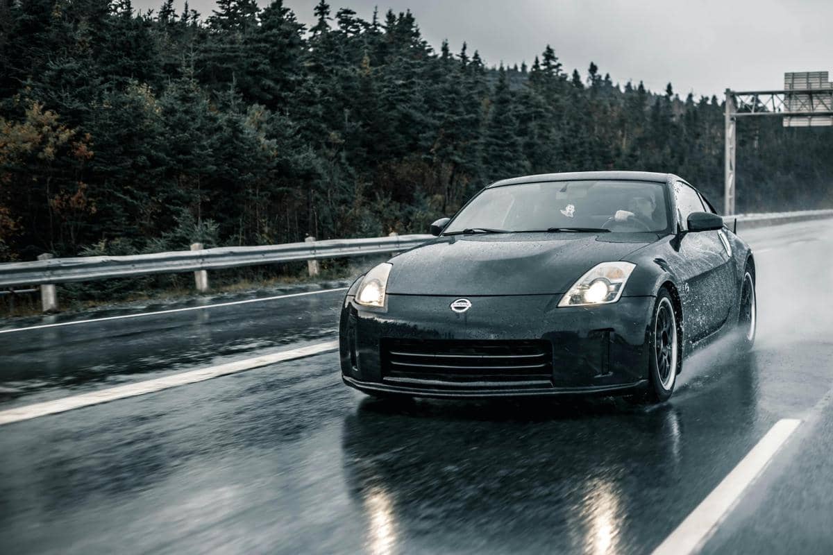 ilustrasi mobil kehujanan