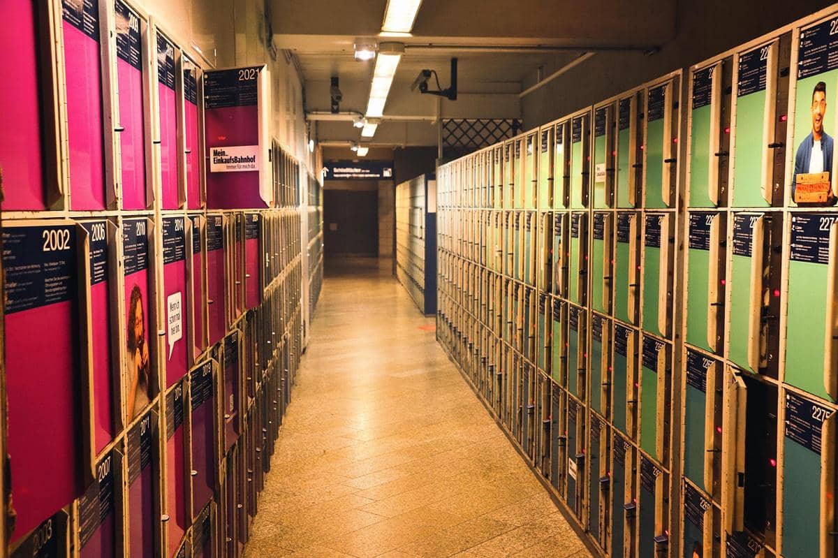 ilustrasi locker di museum